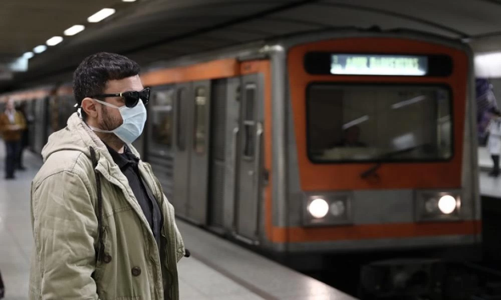 Κορονοϊός: Ποιοι κίνδυνοι υπάρχουν αν χρησιμοποιείτε λεωφορείο ή μετρό